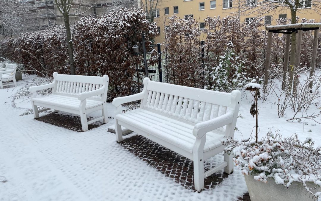 Der erste Schnee im KNIESEHAUS